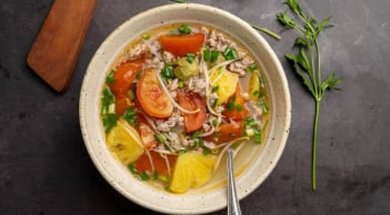Nấu canh chua thịt bằm siêu đơn giản, mất chưa đến 10 phút là bạn có nồi canh chua ngon chất ngất mùa hè