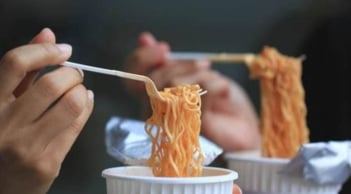 Thứ độc nhất trong mì ăn liền không phải gói gia vị: Chuyên gia tiết lộ cách ăn an toàn và hợp lý