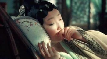 Cổ nhân truyền dạy không sai: Đặt 3 vật này dưới gối khi ngủ, tài lộc tự tìm đến, phúc khí theo cả đời