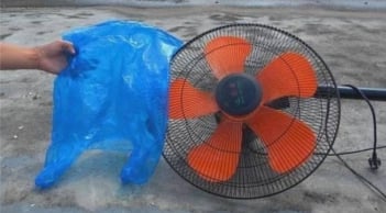 Mẹo vệ sinh quạt sạch bóng chỉ với 1 túi nilon – không cần tháo khung, ai cũng làm được