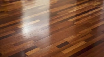 Sàn gỗ sáng bóng, sạch bụi suốt 1 tháng chỉ với một nguyên liệu nhà bếp ít ai ngờ tới