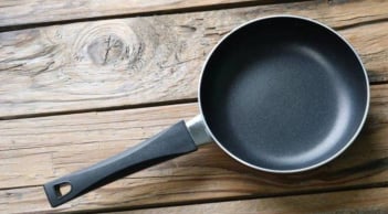 Chảo mất lớp chống dính? Nhỏ vài giọt này, chảo cũ thành chảo mới sáng bóng