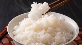 Nấu cơm chỉ bỏ nước lạnh thôi chưa đủ: Làm thêm bước này cơm thơm dẻo, tơi xốp ăn rồi nhớ mãi