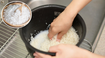 Vì sao nên thêm muối khi vo gạo?