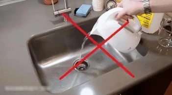 Đổ nước nóng vào bồn rửa bát, tưởng tốt ai ngờ gây ra 2 vấn đề nghiêm trọng