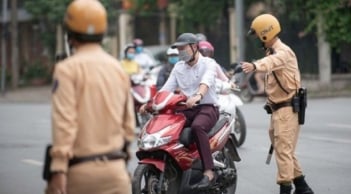 Từ nay, vợ/chồng đi xe của nhau sẽ bị xử phạt nếu quên mang theo thứ quan trọng này