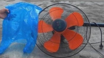 Mẹo vệ sinh quạt sạch bóng không cần tháo khung chỉ với 1 chiếc túi nilon, ai cũng làm được tại nhà
