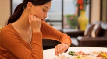 Thường xuyên ăn tối muộn, bạn sẽ có nguy cơ mắc 5 bệnh nguy hiểm này