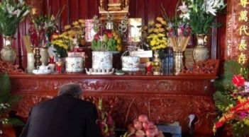 Bí ẩn phong thủy khi thắp hương: Vì sao người giàu kiêng đặt bình hoa bên trái bàn thờ?