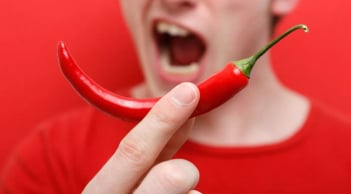 Ăn phải thực phẩm quá cay, cứu ngay khoang miệng 'nóng bỏng' bằng cách này