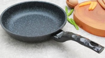Chảo tróc lớp chống dính? Nhỏ vài giọt nguyên liệu này, chảo bóng như mới, không lo dính món ăn