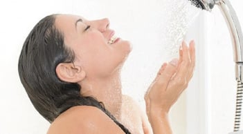 Trời nắng nóng, nhưng nên dừng ngày 5 thói quen tắm này để cơ thể không bị suy yếu