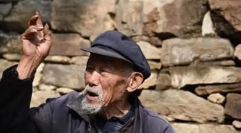 Người có phúc lông hai chân, người vô phúc hai chân lông' nghĩa là gì? Giải mã câu nói xưa đầy ẩn ý