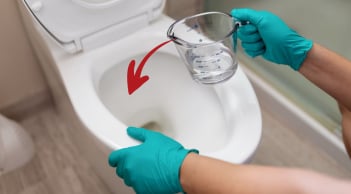 Đun nóng giấm rồi đổ vào bồn cầu, tưởng lãng phí hóa ra có công dụng đặc biệt