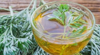 Mỗi ngày uống 1 cốc nước lá ngải cứu có tác dụng gì?