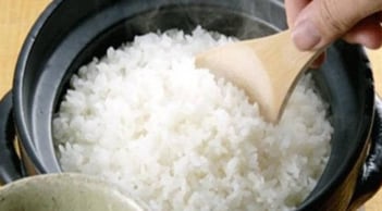 Nấu cơm bằng nước lạnh hay nước nóng tốt hơn? 90% người Việt đang làm sai cách