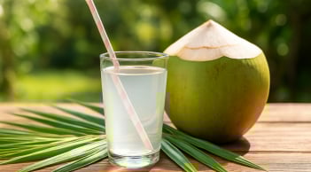 Nước dừa ngọt mát, tốt cho sức khỏe… nhưng bạn cần tránh nếu thuộc 3 nhóm người này