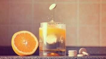 Uống vitamin C dạng sửi hằng ngày, cẩn trọng với 3 tác hại khôn lường