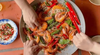 Cách làm món tôm rang muối hột đang 'hot trend', nhìn là thèm