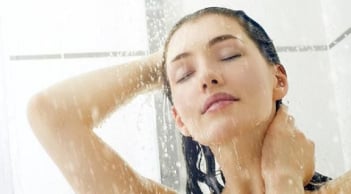 4 sai lầm khi tắm gội gây hại sức khỏe của bạn