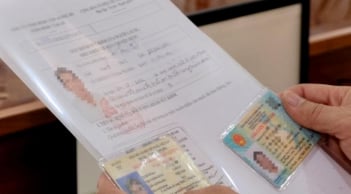 Trong năm 2025, người dân có bắt buộc phải đổi bằng lái xe theo mẫu mới không?