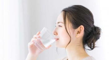 4 mẹo Uống Nước đúng cách này hỗ trợ giúp đẩy lùi tình trạng sỏi thận