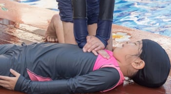 Bác sĩ Bệnh viện Nhi Trung ương hướng dẫn 5 bước sơ cứu trẻ đuối nước đúng cách, ai cũng nên biết