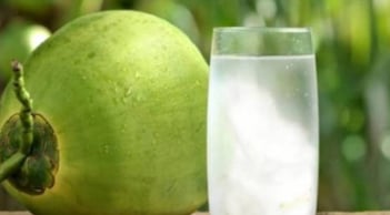 Nắng nóng nên uống nước gì: Nước cam hay nước dừa? Chuyên gia dinh dưỡng tiết lộ sự thật ít ai ngờ