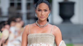 H'Hen Niê gây lo lắng khi catwalk trên giày cao gót dù sắp sinh em bé
