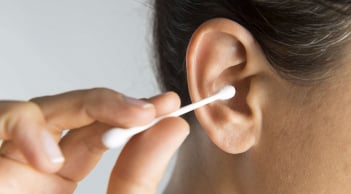 8 hậu quả đáng sợ của thói quen thích ngoáy tai, hãy bỏ ngay