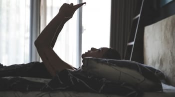 Nhiều Gen Z theo trào lưu 'người chuột': Chỉ nằm trong nhà lướt điện thoại, tự gặm nhấm nỗi buồn và sự cô đơn