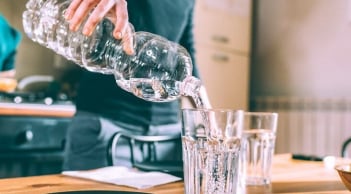 Uống bao nhiêu cốc nước mỗi ngày để thận khỏe, hoạt động tốt?