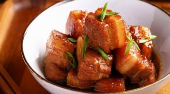 Nấu thịt kho tàu chỉ bỏ nước và mắn thôi chưa đủ: Bỏ thêm loại nước này vào thịt mềm tan, ăn không ngán