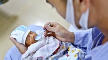 Vợ nghỉ thai sản, chồng có được nghỉ phép và hưởng bảo hiểm xã hội không?