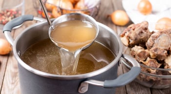 Khi hầm xương, nên mở vung hay đậy vung nồi?