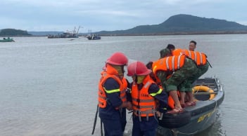 Giông lốc làm lật bè ở Quảng Ninh, 17 người gặp nạn
