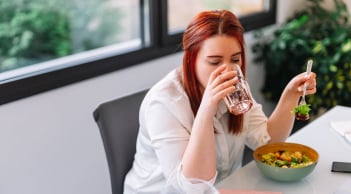 Vừa ăn vừa uống nước: Thói quen vô hại hay ảnh hưởng đến tiêu hóa, sự thật khiến ai nấy ngỡ ngàng