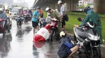 Từ 2025: Dừng xe mặc áo mưa giữa đường có thể bị phạt tới 5 triệu đồng, áp dụng trong trường hợp nào?