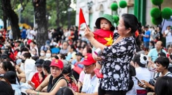 Hà Nội phát miễn phí đồ ăn, nước uống cho người dân dự lễ diễu binh 2/9