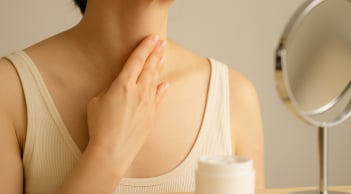 5 thói quen giúp phụ nữ trung niên giữ da cổ và ngực căng mịn, trẻ lâu mà không cần thẩm mỹ