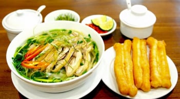 Thả thứ này vào nấu phở gà ngon cực phẩm: Ăn một lần nhớ mãi