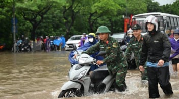 Toàn cảnh nhiều đường phố Hà Nội biến thành sông, các chiến sĩ làm nhiệm vụ A80 giúp người dân qua đoạn ngập sâu