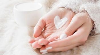 8 mẹo đơn giản chăm sóc da khô ráp ngày Thu