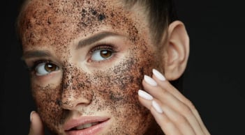 Mẹo tận dụng 4 mỹ phẩm không thể dùng cho da mặt để chăm sóc da toàn thân