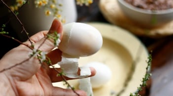 Luộc trứng thả 2 hột muối theo cách này, trứng dóc vỏ - lòng đào dẻo thơm, béo ngậy
