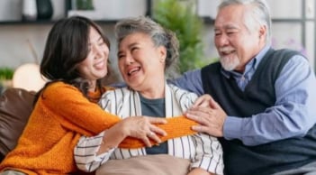 Sau 60 tuổi mới thấm: Gia đình chỉ có con trai, cha mẹ dễ rơi vào 3 cảnh ngộ đắng lòng