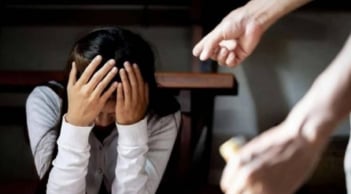 Chính thức: Chồng đánh vợ sẽ bị cấm tiếp xúc tối đa 4 ngày theo quy định mới