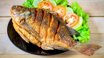 Rán bất kỳ loại cá nào chỉ cần thả thứ này vào chảo: Cá giòn tan không lo dính chảo, vỡ nát