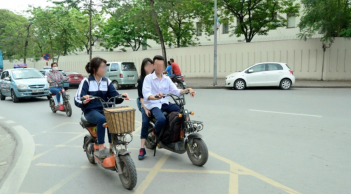 Siết chặt quản lý học sinh đi xe máy điện, xe đạp điện trên địa bàn Hà Nội