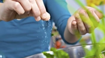 Luộc rau cho muối để xanh hóa ra sai lầm! Chuyên gia chỉ ra 5 thói quen nguy hiểm khi nấu rau